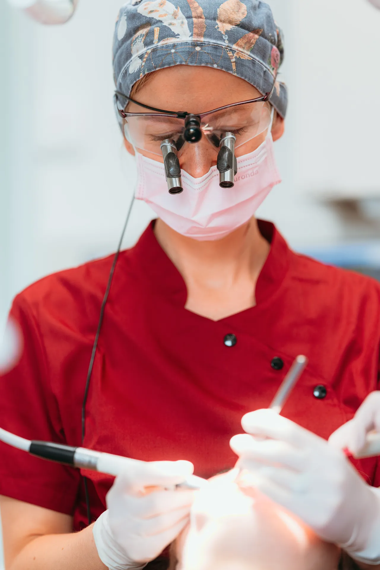 Dr. Dean utilisant ses loupes de précision
