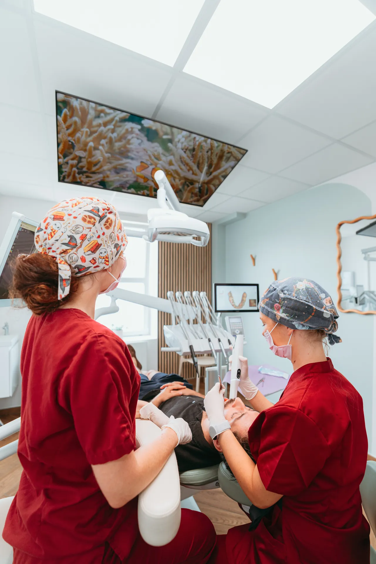Soins cliniques avec écran patient
